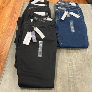 Never worn with tags JENNIFER LOPEZ SKINNY JEANS